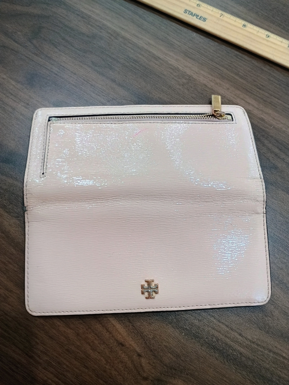 Tory Burch Patent Leather Zip Wallet in Light Cream with Gold Logo - Picture 10 of 12